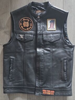 First CLASSICS LEATHER MOTORCYCLE VEST  MENS MEDIUM WITH VARIOUS PATCHES BY H-D